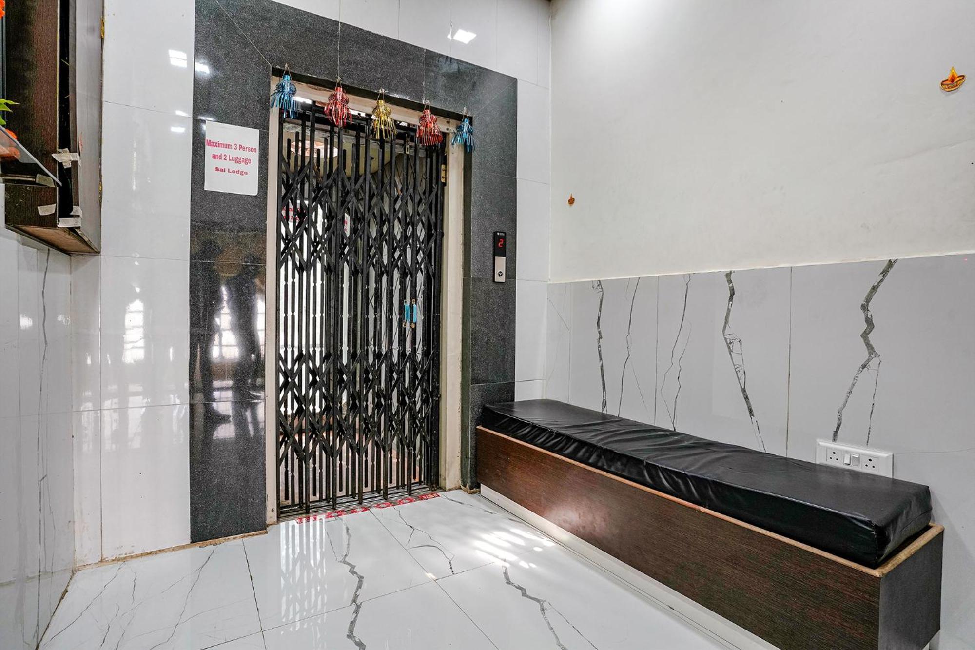 Fabexpress Sai Lodging I - Nr Nashik Railway Station Экстерьер фото